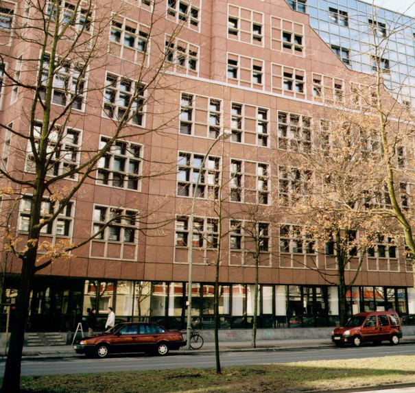 Das Gebäude der UdK Berlin in der Lietzenburgerstraße von außen.