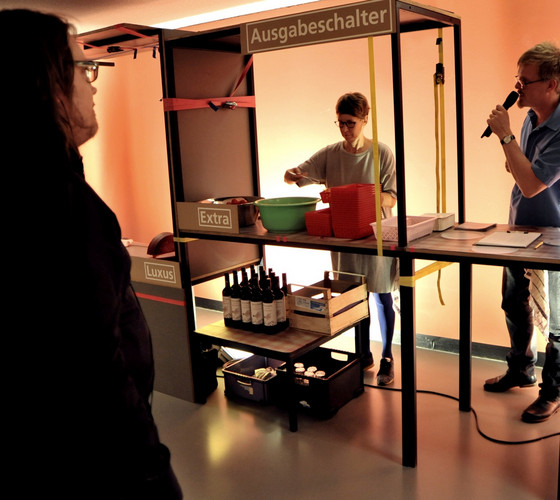 Person serving something in the context of the Installation/Performance "Abendbrot-Kongress"