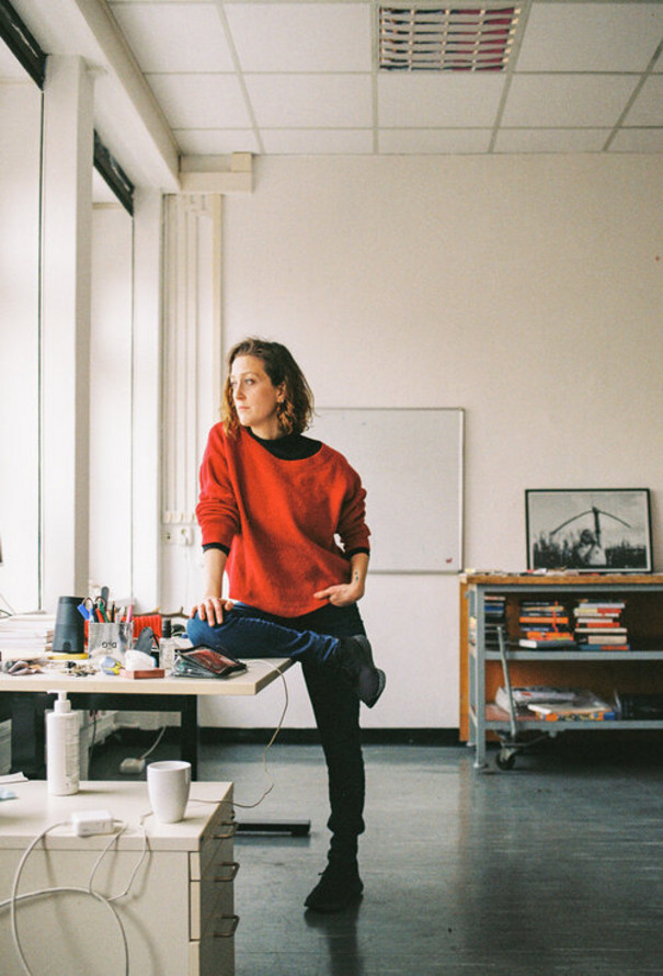 Fotografie von Didem Pekün in ihrem Studio mit Blick aus dem Fenster