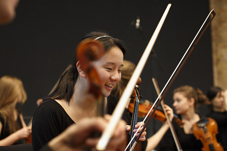Jungstudierende spielt Violine