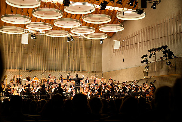 Orchester mit Steven Sloane im Konzertsaal bei einem Konzert