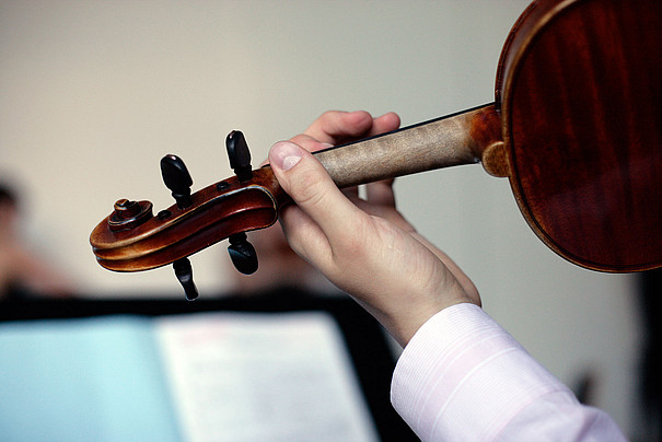 Hand am Griff einer Violine