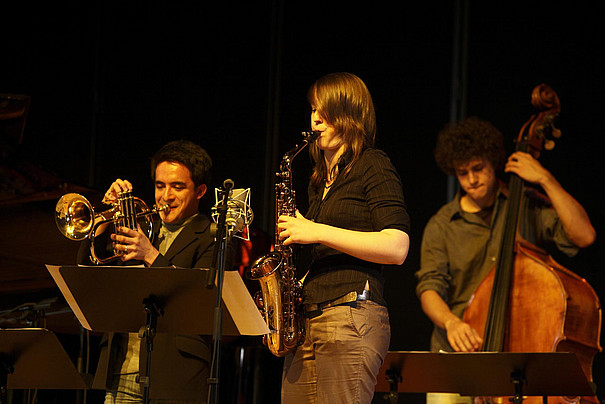 Drei Musiker in einer Jazz-Veranstaltung.