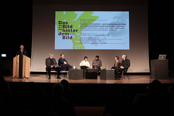 Panel mit Grafik der Veranstaltung im Hintergrund