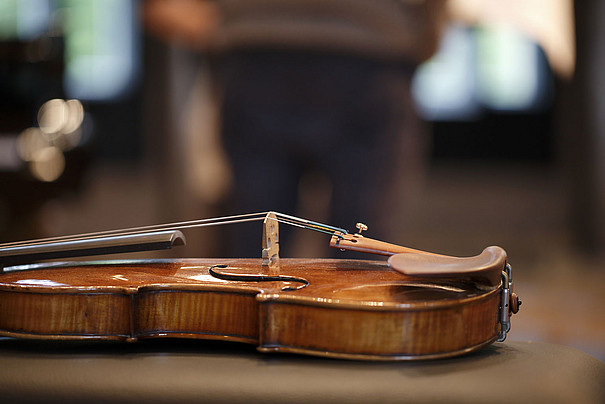 Eine Violine, die mit dem Rücken auf einem Tisch liegt.