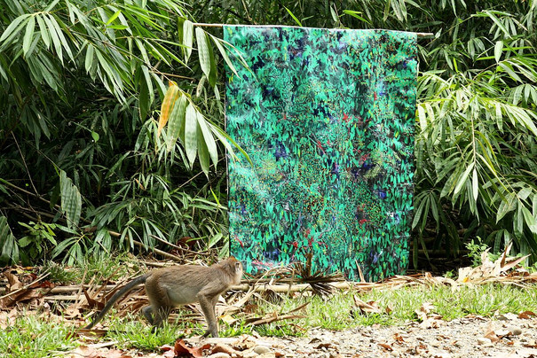 Kunstwerk und Affe im Regenwald