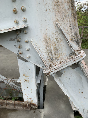 Rostgesprenkelter Anschluss zweier Stahlbauteile.