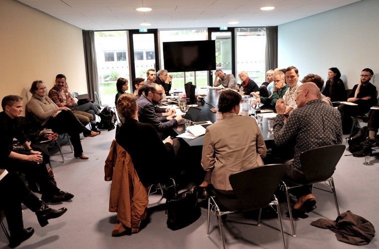 Groupdiscussion around table