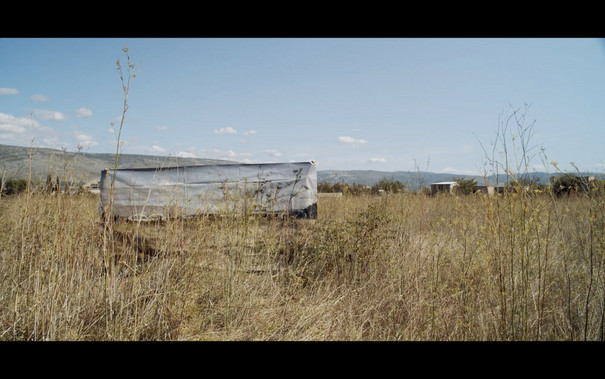 Film still mit Landschaft