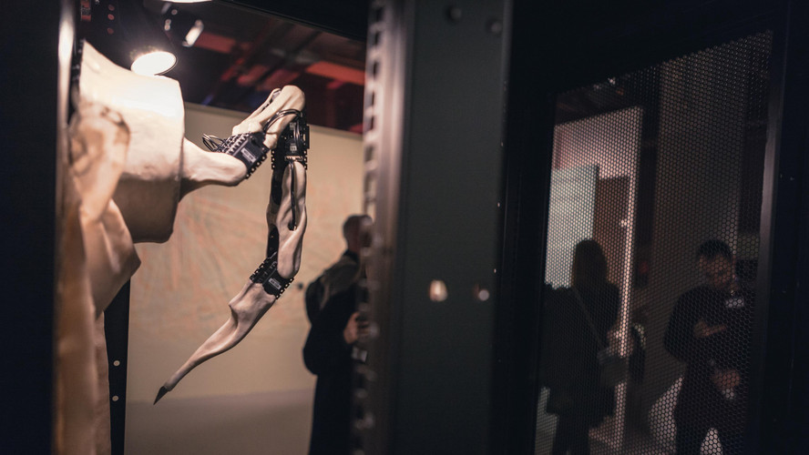 The roboter Amygdala in an exhibition.