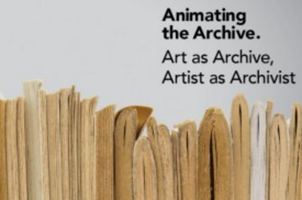 Reihe von Büchern vor grauem Hintergrund, im oberen Abschnitt der Titel &quot;Animating the Archive. Art as Archive, Artist as Archivist&quot;
