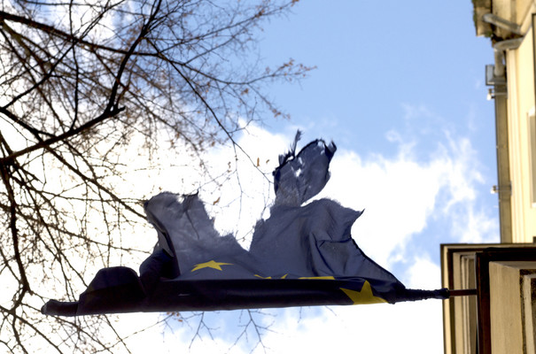 Zerschlissene Flagge im Wind