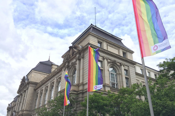 Mehrere Regenbogenflaggen gehisst vor der UDK Berlin.
