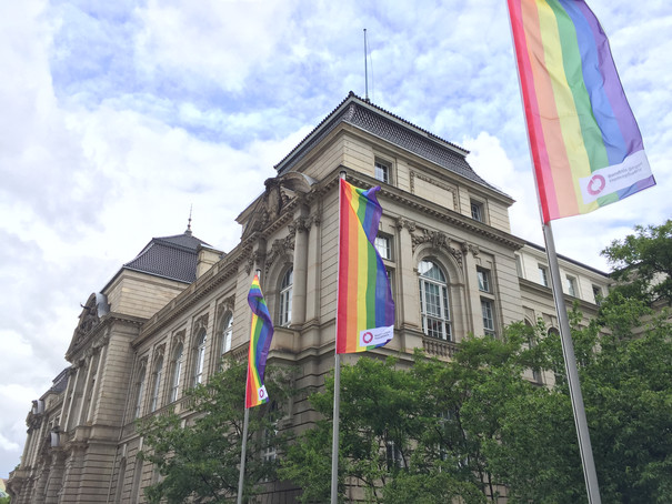 Mehrere Regenbogenflaggen gehisst vor der UDK Berlin.