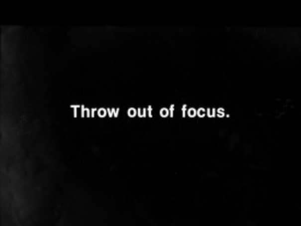 Weißer Text auf schwarzem Hintergrund: &quot;Throw out of focus&quot;
