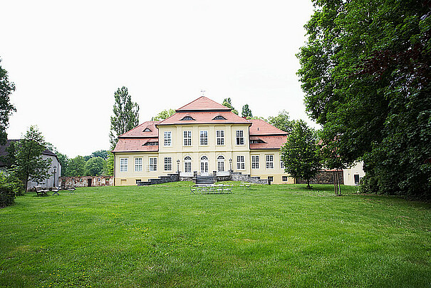 Gebäude des Gutshofs in Sauen - Begegnungsstätte der künstlerischen Hochschulen Berlins