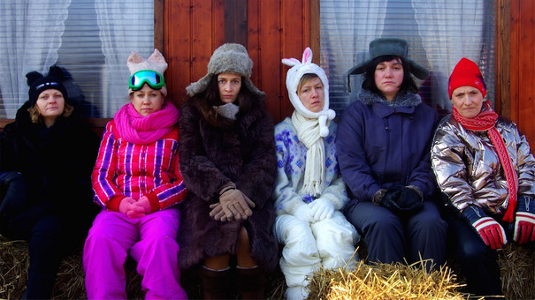 Die Akteurinnen der Performance in Winterkleidung.