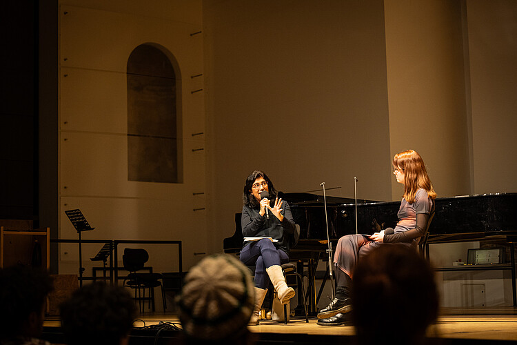 Ania Paz und Marlene Feer sitzen zum Interview auf der Bühne.