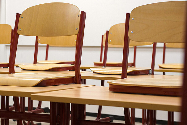 leeres Klassenzimmer, Stühle auf dem Tisch, Whiteboard