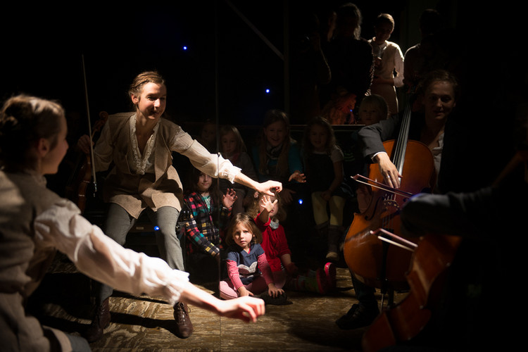 Musikalische Performance mit Kindern.