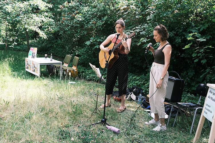Musikerinnen im Garten der Villa