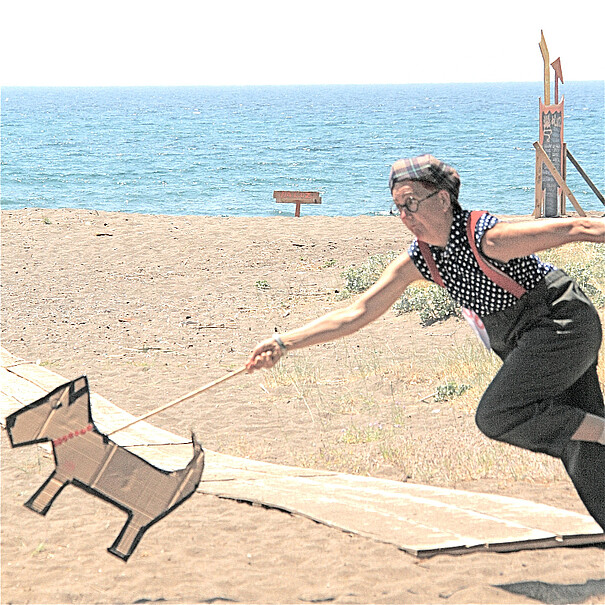 Collage: Buntgekleidete Frau wird von einem gezeichneten Hund über den Strand gezogen