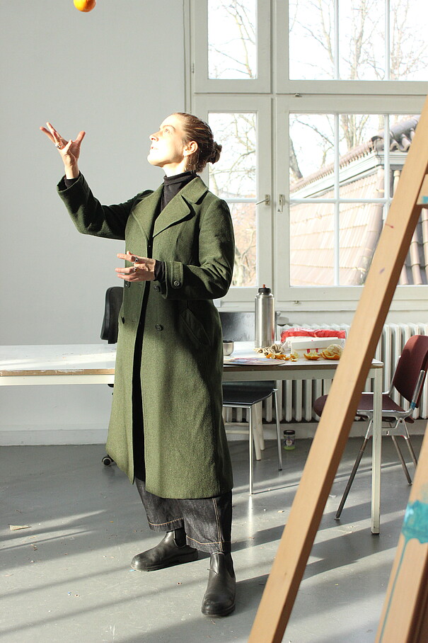 Clara Wegner im Atelier für die Masterklasse Lehramt in Grundschulen in der Hardenberstraße 33