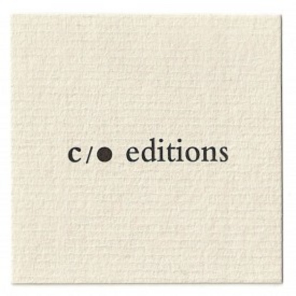 Name des Labels, &quot;c/o editions&quot;, auf beige-farbigem Hintergrund