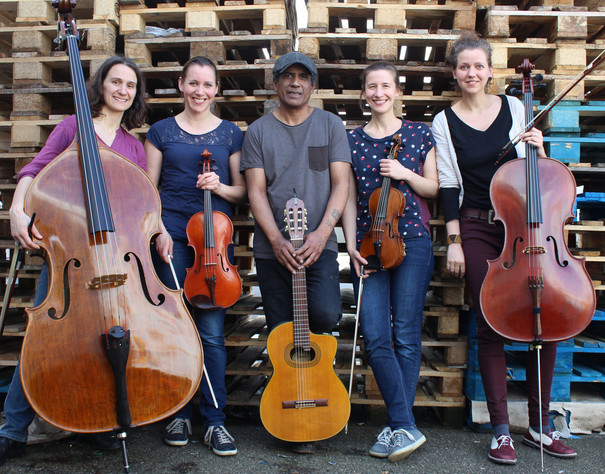 Foto der fünf Performer mit ihren Instrumenten.