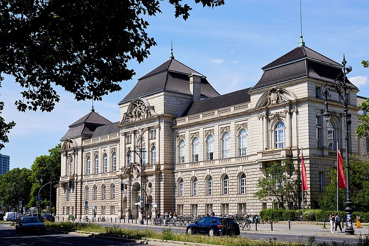 Das UdK-Gebäude in der Hardenbergstraße bei klarem Himmel