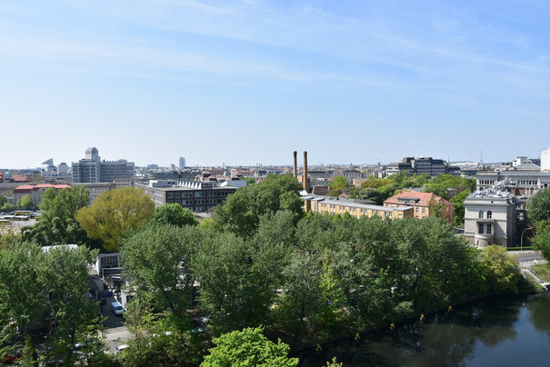 Blick von Norden über das Projektgebiet, im Vordergrund das Ufer des Landwehrkanals.