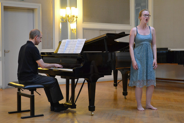 Sängerin begleitet von einem Pianisten beim KPA-Konzert
