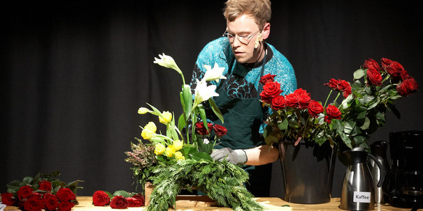 Hendrik Quast macht ein Blumengesteck.