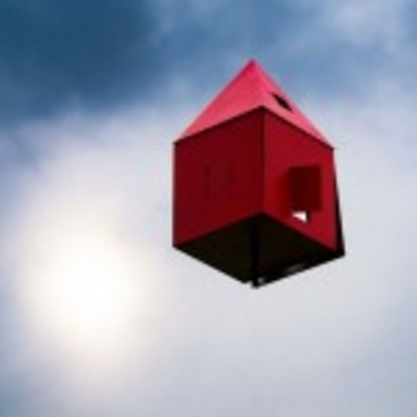 Kollage: rotes Haus schwebt vor einem Wolken-Hintergrund