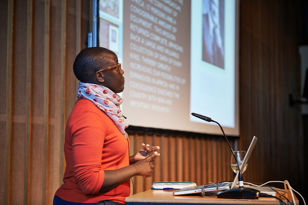 Emma Wolukau-Wanambwa bei einer Präsentation