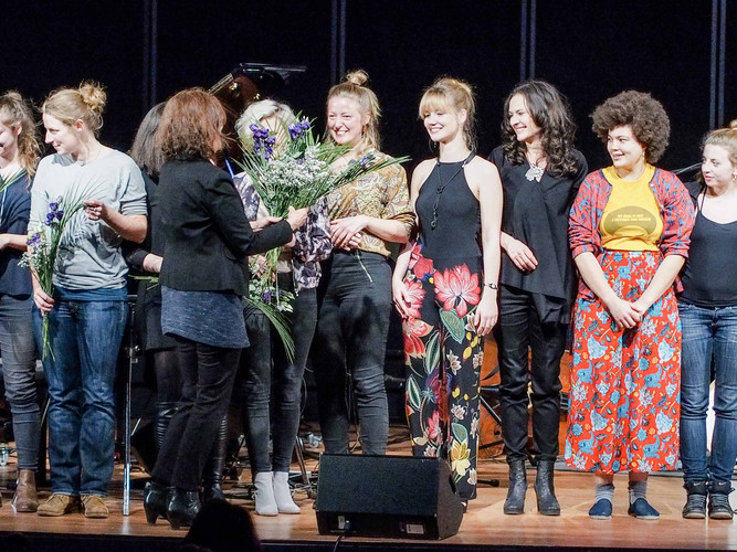 Prof. Dr. Ulrike Hentschel überreicht den Komponistinnen Blumen