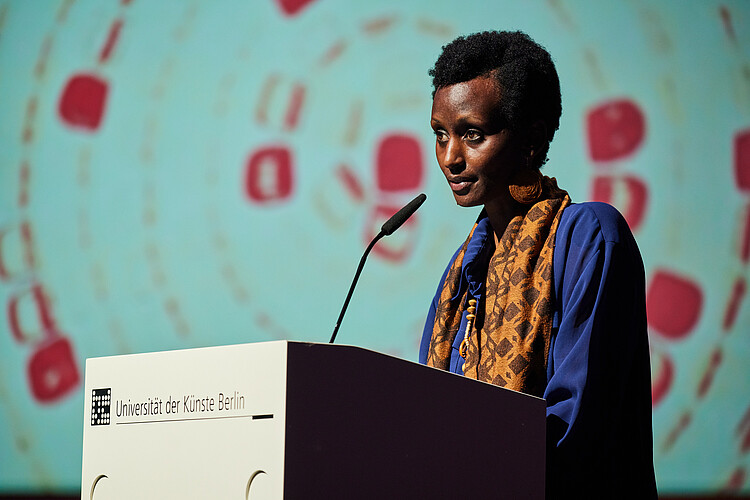 Arlette-Louise Ndakoze während ihrer Keynote "Verse Jenseits von UniVersität und DiVersität"