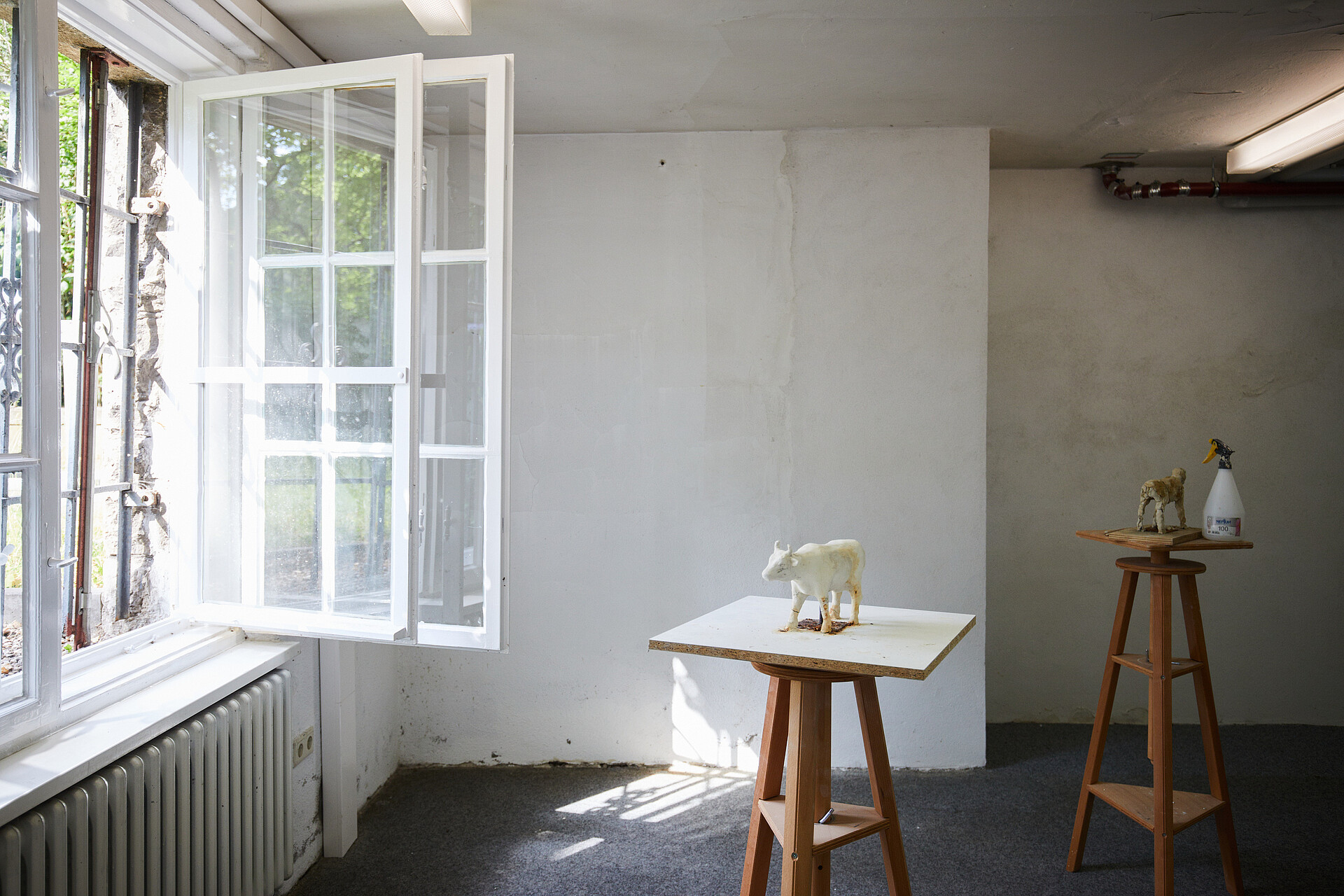 Atelier mit Keramikarbeit, ein Stier, geöffnetes Fenster Atelier mit Keramikarbeit, ein Stier, geöffnetes Fenster