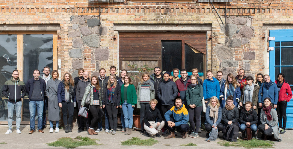 Die Teilnehmenden des Research Retreats vor dem Seminargebäude auf dem Gut Stolzenhagen bei strahlendem Sonnenschein