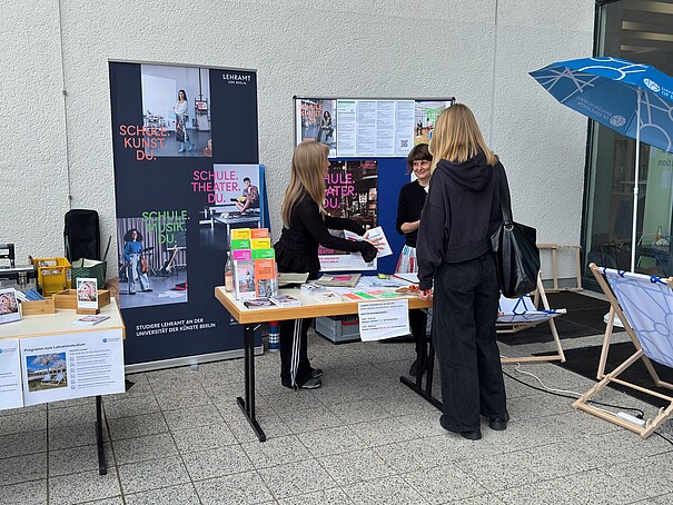 Eine Studieninteressierte lässt sich am Infostand beraten