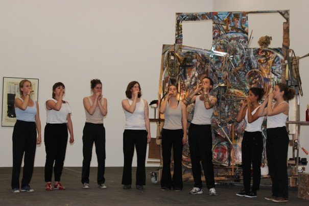 Performancegruppe im Hamburger Bahnhof