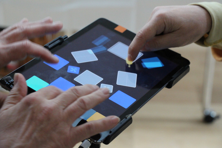 Testpersonen erzeugen Appmusik auf Tablet