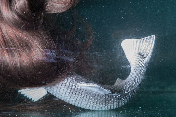 Der Kopf einer jungen Frau und der Körper eines Fisches sind Unterwasser. Das Titelbild der Oper Melusine.