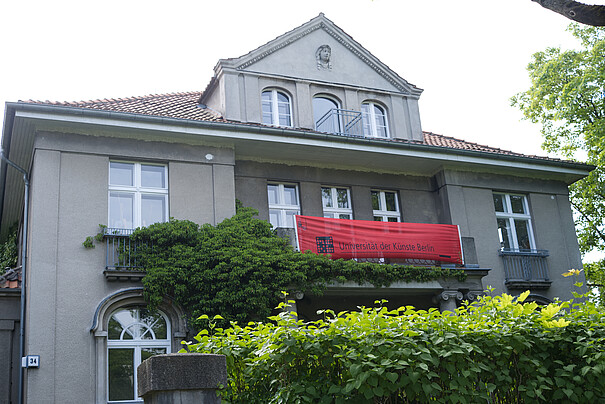 Villa in der Altensteinstraße 34 mit Udk-Banner am Tag der Offenen Tür - Bildende Kunst und Musik - Grundschullehramt der UdK Berlin