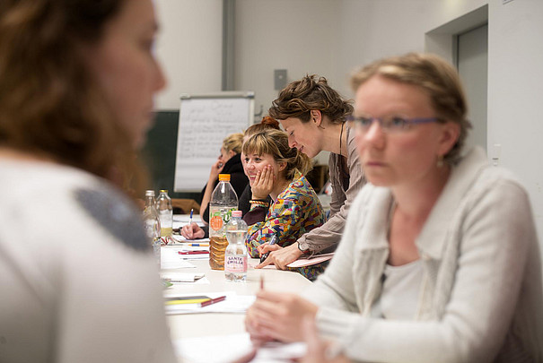 Foto: Matthias Heyde Junge Frau im Profil beim Infotag