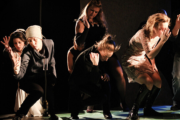 Eine Tanzperformance wird von einer Gruppe Studierender aufgeführt.