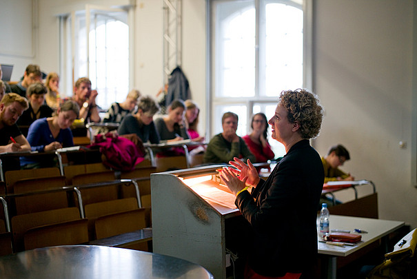 Eine Professorin, die eine Vorlesung vor Studenten hält.