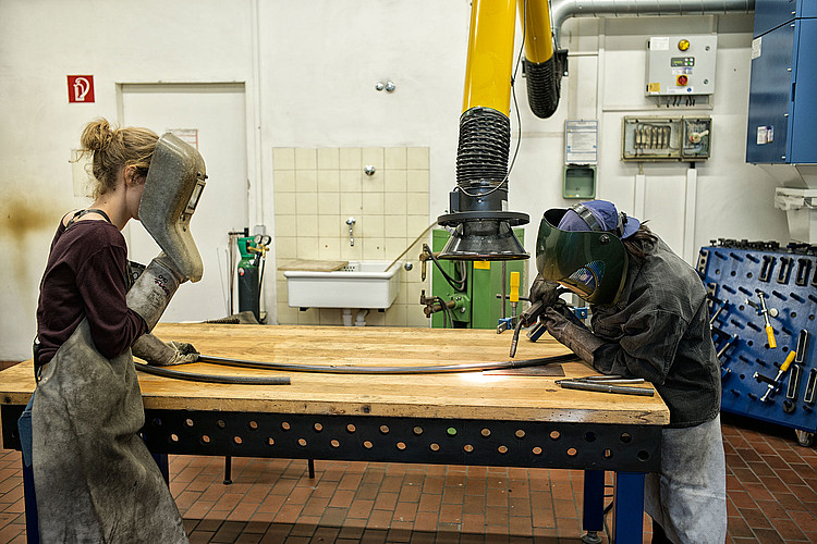 Zwei Studierende in der Metallwerkstatt