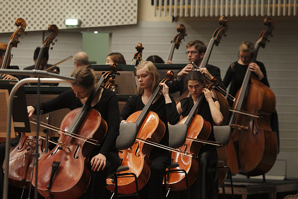 Cello- und Bass-Spielerinnen und Spieler des Orchesters der UdK Berlin