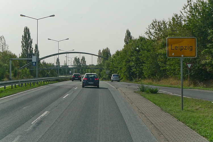 Autobahn mit Ortsschild Leipzig